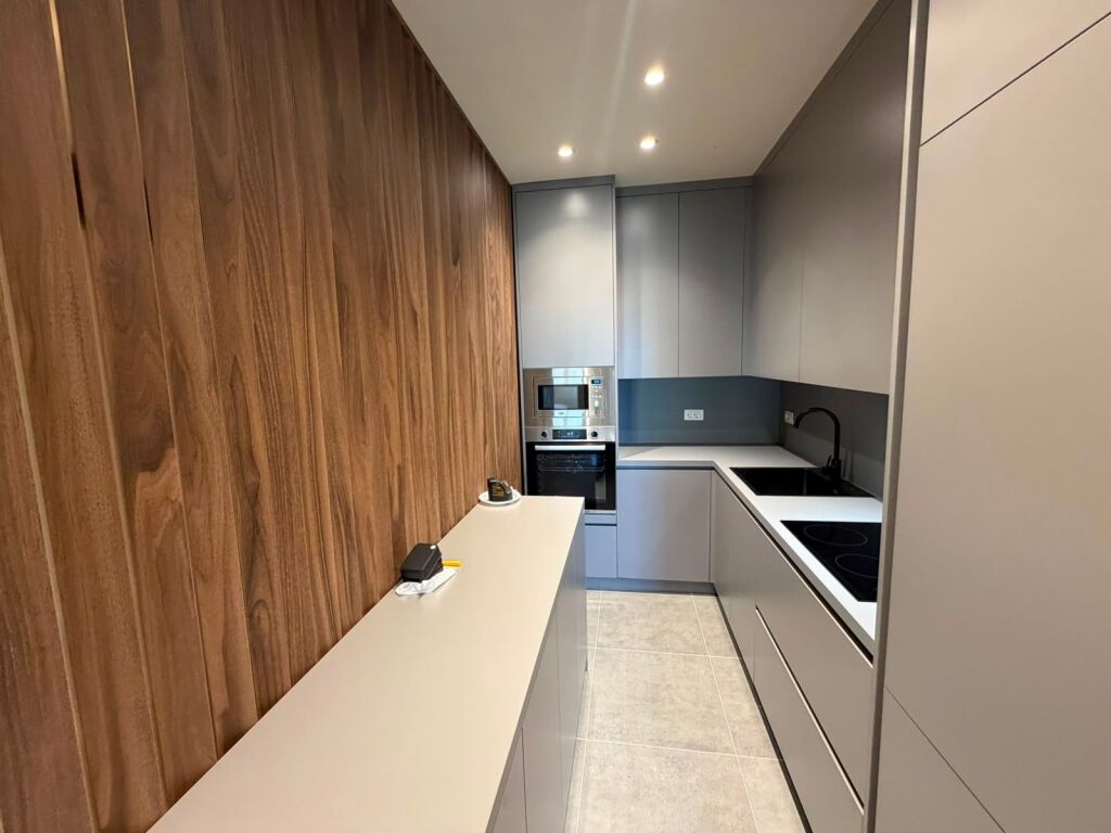 Japim Apartament 2+1+2 bashke me post parkimi te Pazari i ri!
