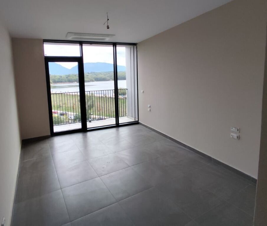 Jepet me Qira apartament tek Lake View