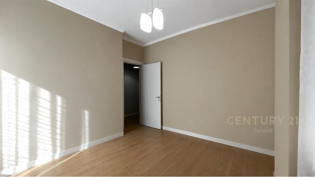Japim Me Qira Ambjent Zyrash Tek Komuna Parisit 950 € /Muaj