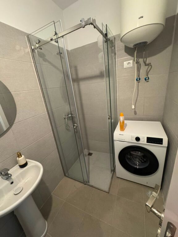 Jepet me qira apartament 1+1 afër Casa Italia, Tiranë!!