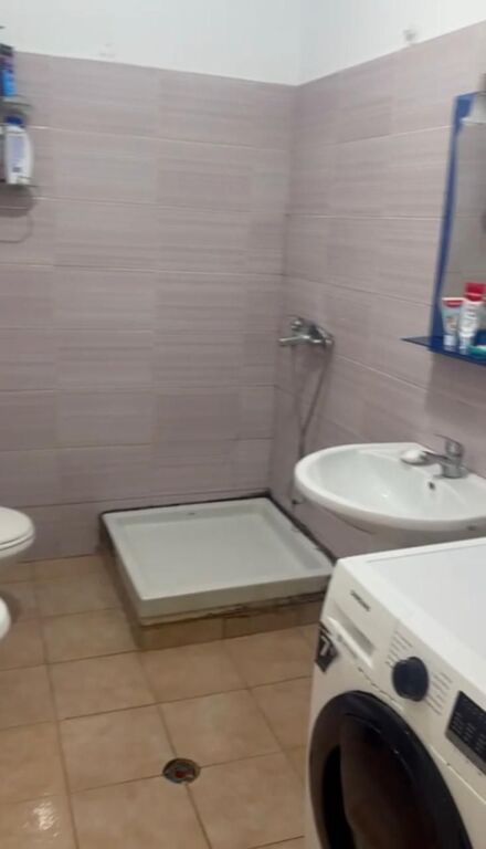 🏡 Shitet Apartament 2+1+2 në Yzberisht – Pranë Spitalit Amerikan 3