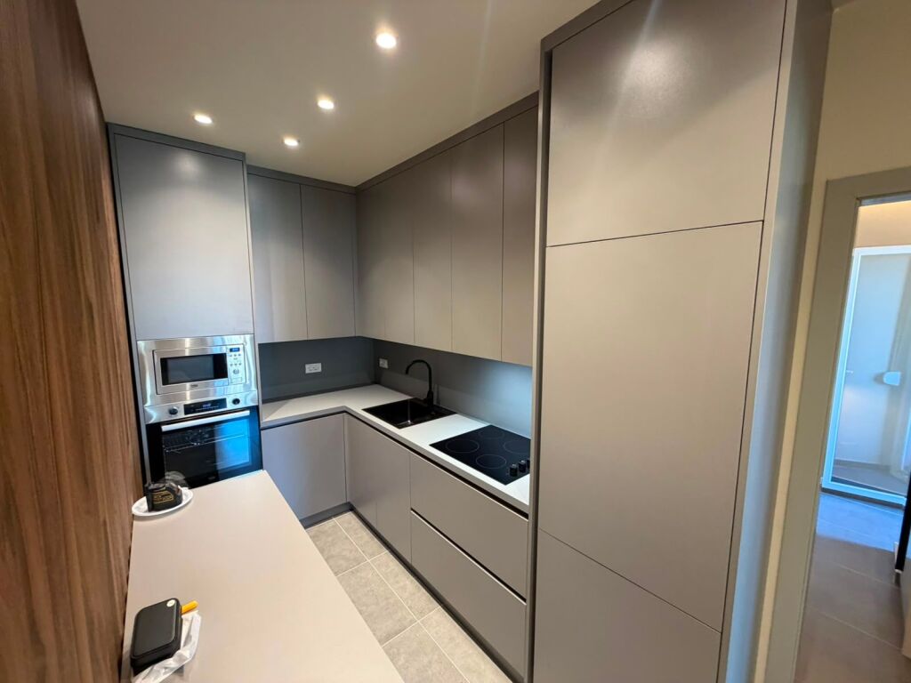 Japim Apartament 2+1+2 bashke me post parkimi te Pazari i ri!