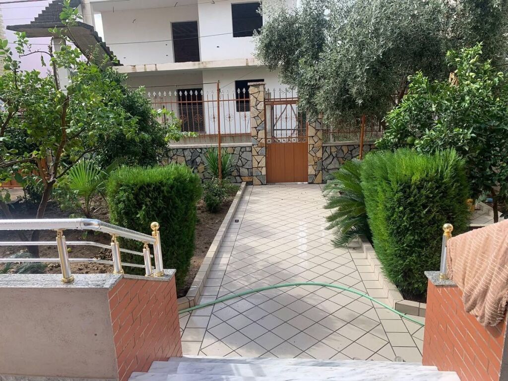Jepet me qera apartament 1+1, i pozicionuar në katin e parë të një shtëpie private, ideal për një jetesë komode.