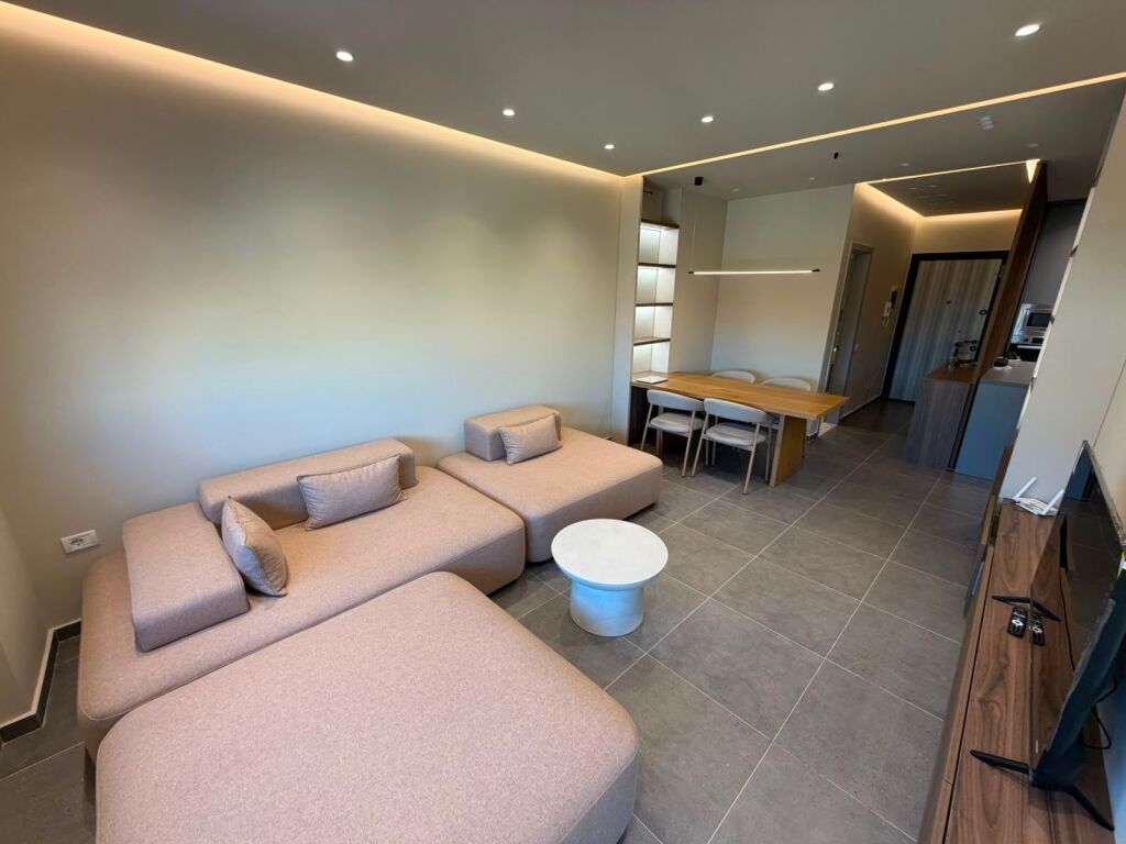 Japim Apartament 2+1+2 bashke me post parkimi te Pazari i ri!