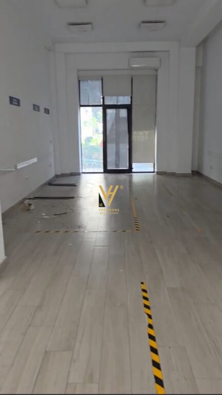 AFFITTASI NEGOZIO 84 M2 A KOMUNA PARISIT 1.530 EURO