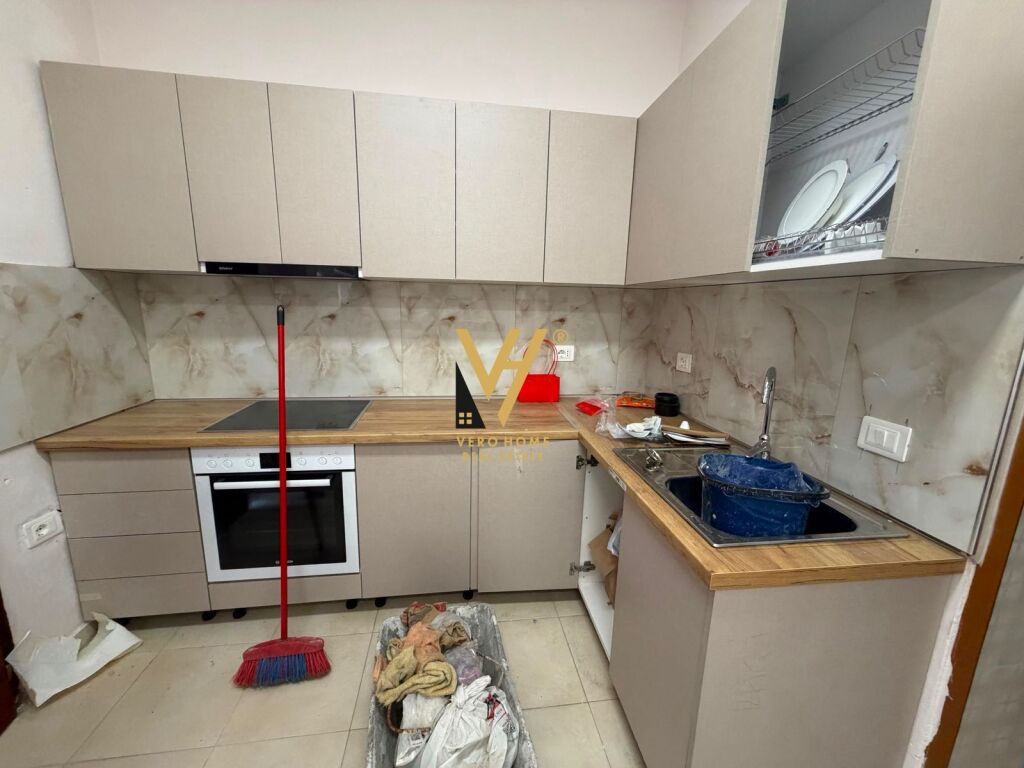 JEPET AMBIENT BIZNESI 85 M2 ME QIRA NE MYSLYM SHYR 80.000 LEKE