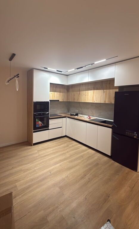🏢 Ufficio in Affitto (85 m²): 60.000 ALL/Mese || 3 Ambienti di Lavoro + 1 Posto Auto 📍 Ex Piazza Shqiponja, proprio all'incrocio (Palazzo Vajza me Peja)