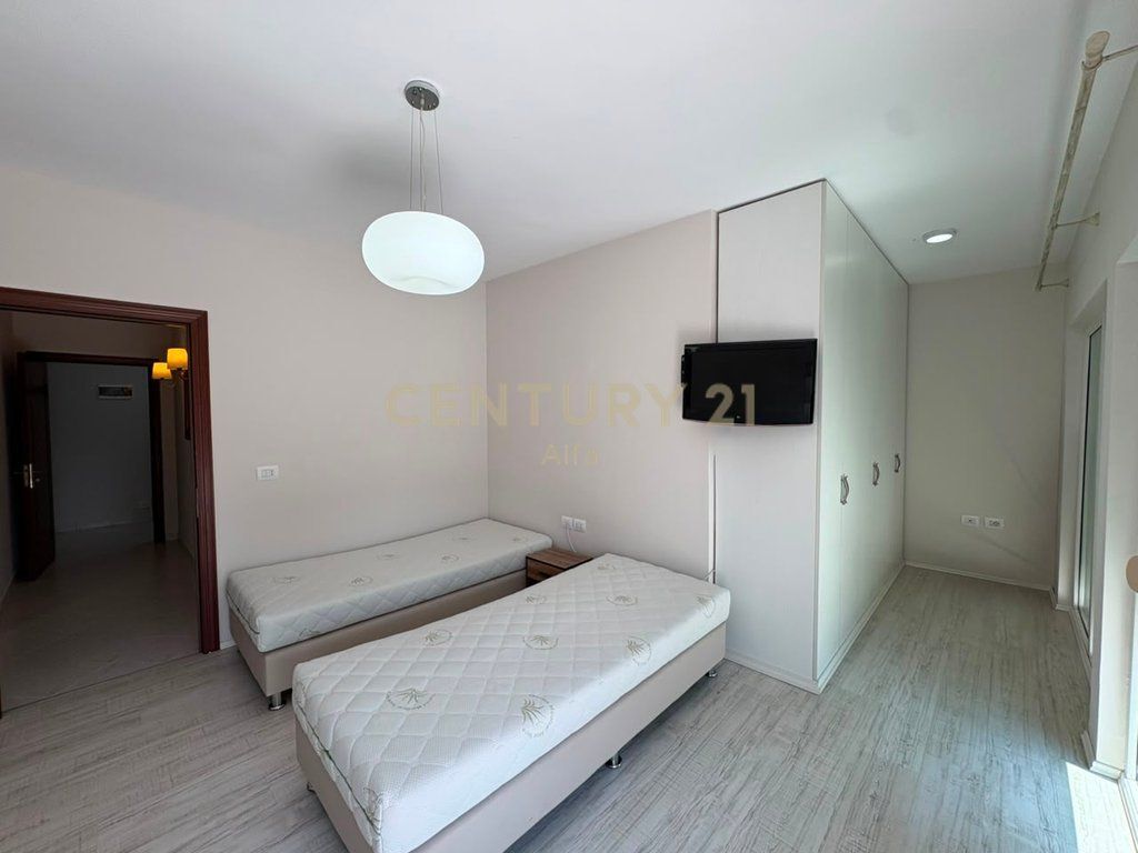 Appartamento 2+1+deposito con veranda in affitto, adatto per ufficio, in Via Dritan Hoxha!