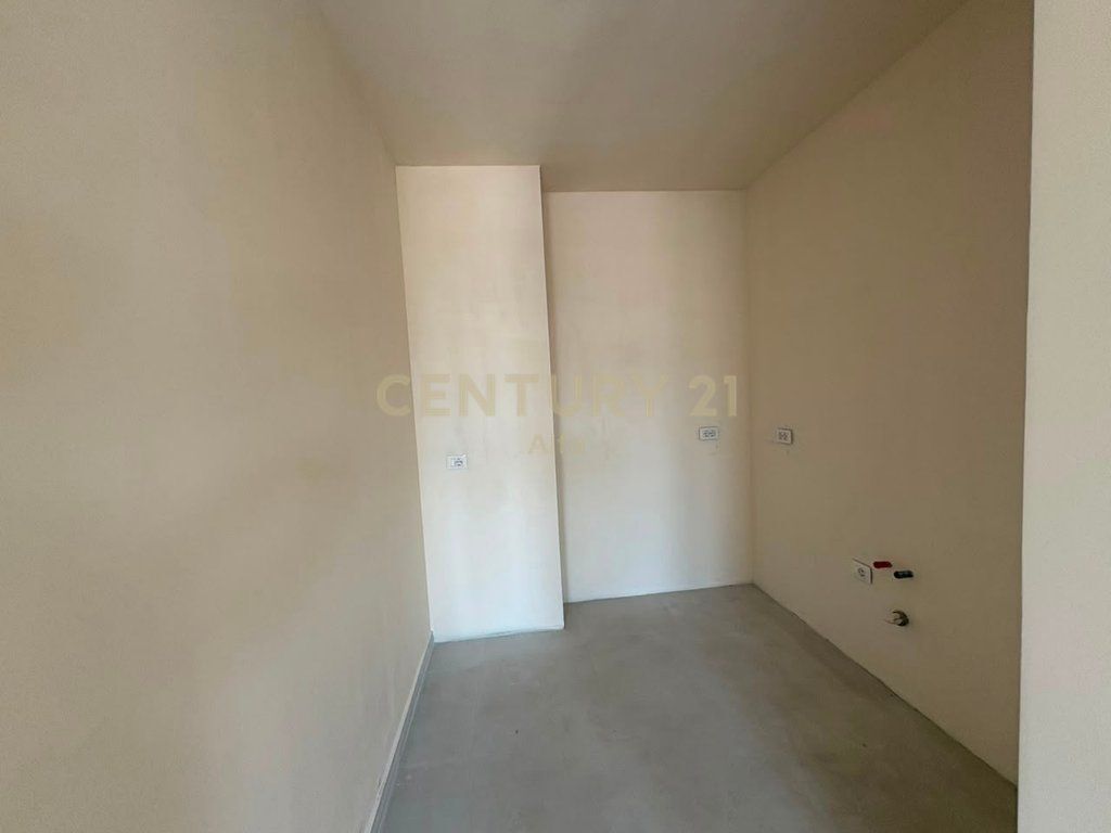 Affittasi appartamento 1+1 con veranda per uffici in Via Dritan Hoxha!
