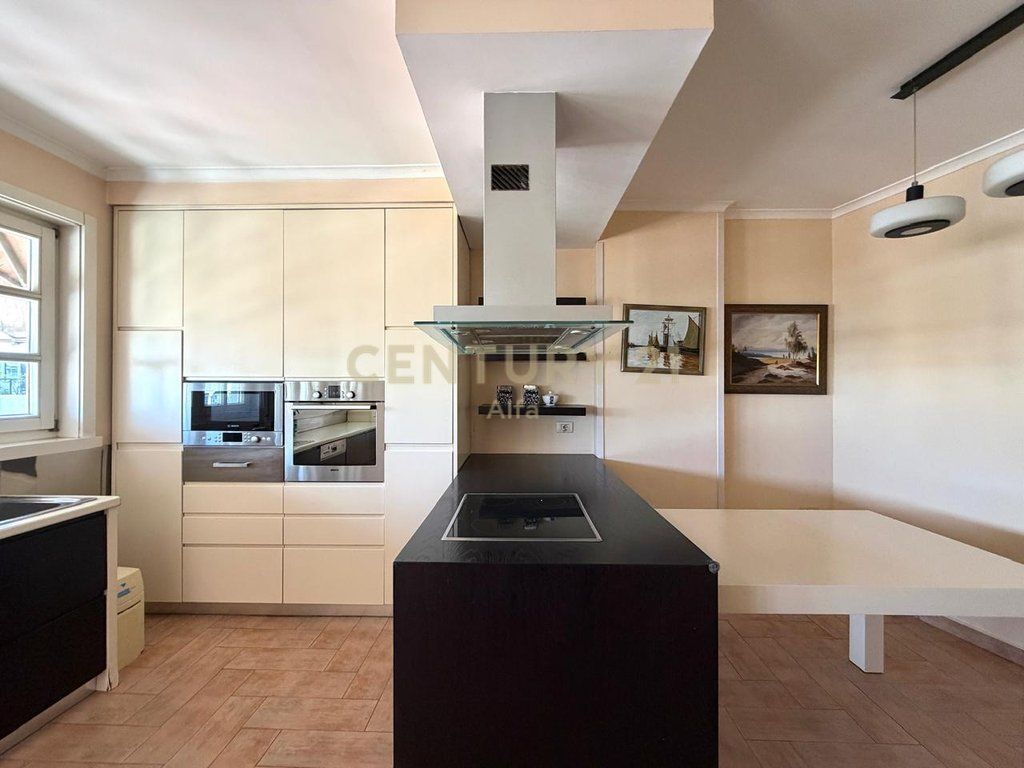 **Duplex 3+1 con veranda in vendita a Myslym Shyri**