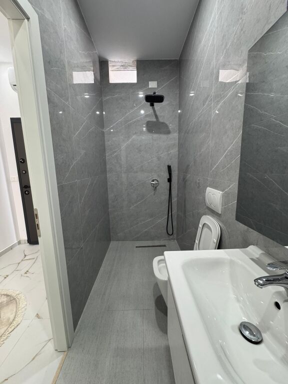 Shitet Apartament 1+1