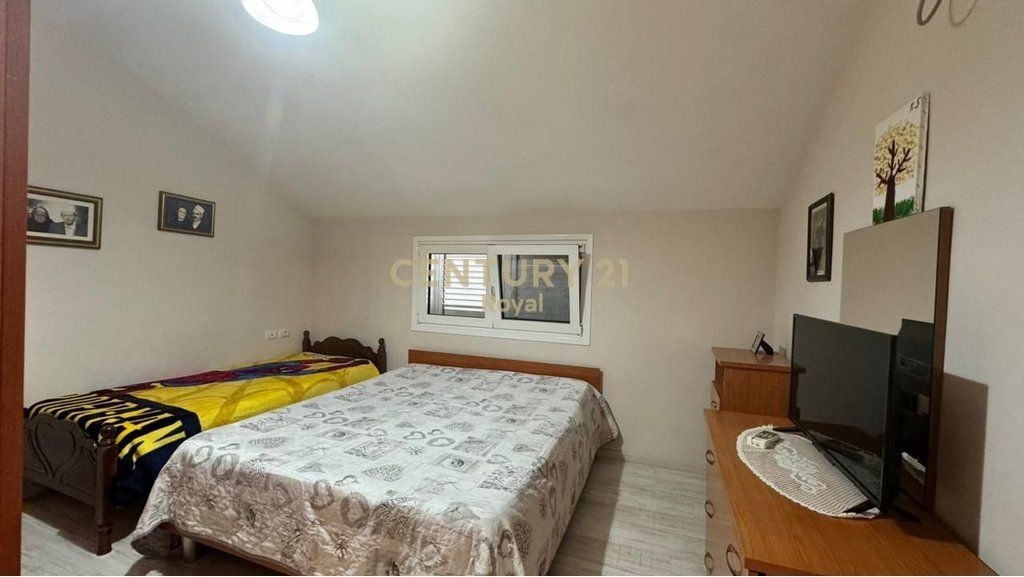 VILE NE SHITJE NE ZONEN E SHKOZES, PRANE UNAZES SE MADHE 370,000 €