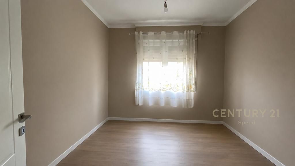 Japim Me Qira Ambjent Zyrash Tek Komuna Parisit 950 € /Muaj