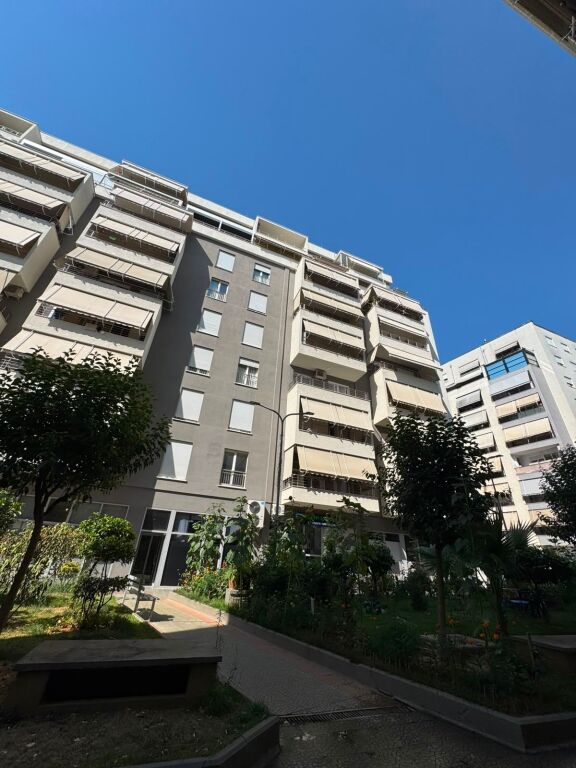 VENDESI APPARTAMENTO 1+1, COMUNE DI PARIGI