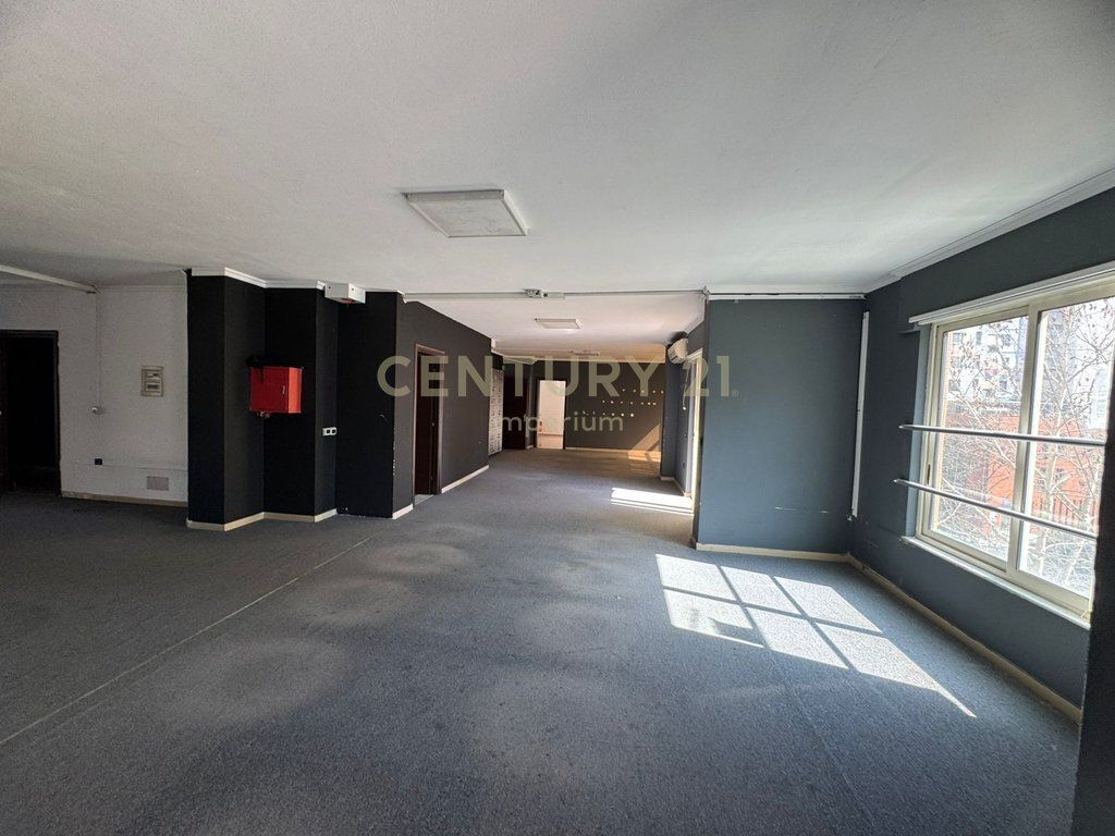 Open Space Environment 585 m² for Rent – Globe