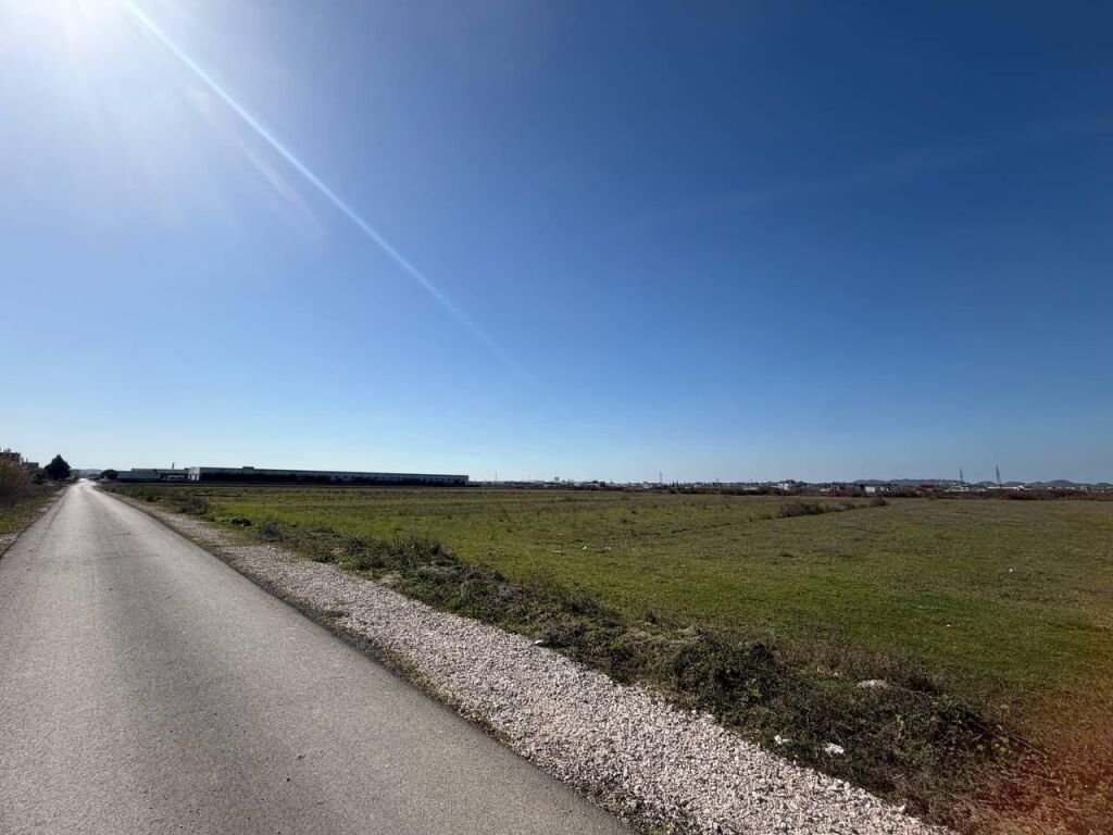 Shitet Tokë pranë Autostradës Tiranë–Durrës
