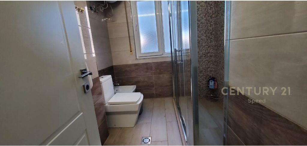 Japim Me Qira Ambjent Zyrash Tek Komuna Parisit 950 € /Muaj
