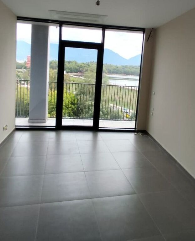 Jepet me Qira apartament tek Lake View