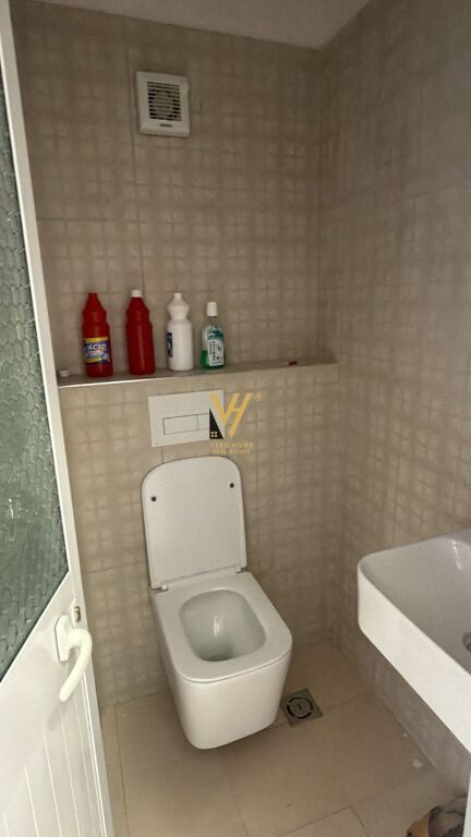 JEPET AMBIENT BIZNESI 85 M2 ME QIRA NE MYSLYM SHYR 80.000 LEKE