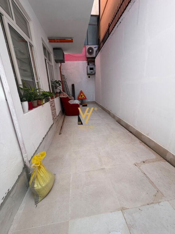 JEPET AMBIENT BIZNESI 85 M2 ME QIRA NE MYSLYM SHYR 80.000 LEKE