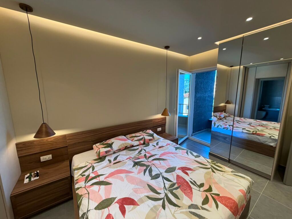 Japim Apartament 2+1+2 bashke me post parkimi te Pazari i ri!