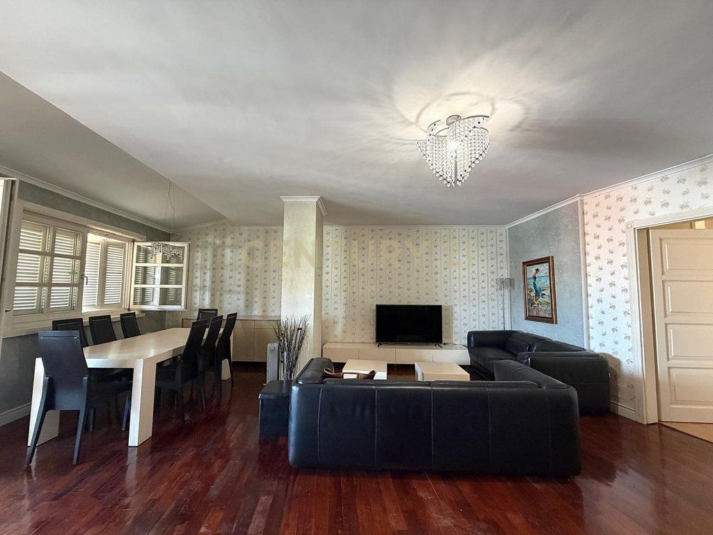 **Duplex 3+1 con veranda in vendita a Myslym Shyri**