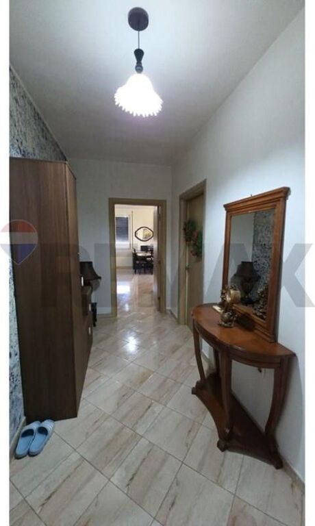 Apartament 2+1+2 për Shitje në Fresk  Shitet apartament 2+1+2 me verandë të bollshme, i organizuar në mënyrë funksionale dhe me ambiente komode për jetesë familjare. Prona ndodhet në zonën e Freskut, një ndër zonat më të preferuara dhe të qeta për banim në Tiranë.  Sipërfaqe totale: 105 m² Verandë e shfrytëzueshme: 15 m² Kati: 1  Organizimi i apartamentit: Sallon + kuzhinë 2 dhoma gjumi 2 tualete Verandë e madhe dhe funksionale  Apartamenti shitet i mobiluar mirë dhe është gati për banim. Ambientet ofrojnë ndriçim natyral gjatë gjithë ditës dhe organizim praktik për një jetesë sa më komode.  Zona ofron akses të lehtë me rrugët kryesore të qytetit dhe ndodhet pranë faciliteteve të nevojshme si markete, shkolla, transport publik dhe shërbime të ndryshme.  Për më shumë informacion ose për të organizuar një vizitë në pronë, na kontaktoni.