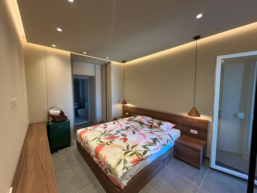 Japim Apartament 2+1+2 bashke me post parkimi te Pazari i ri!
