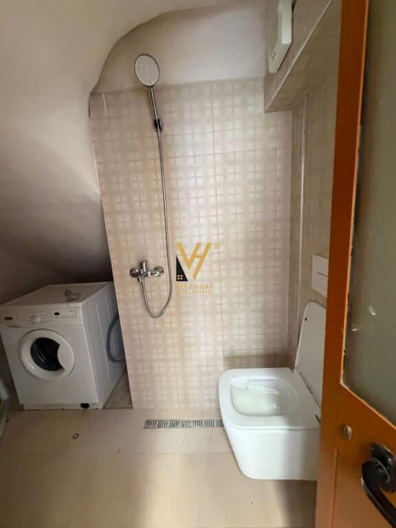 JEPET AMBIENT BIZNESI 85 M2 ME QIRA NE MYSLYM SHYR 80.000 LEKE