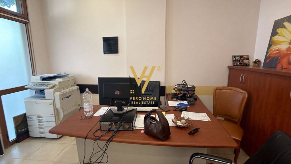 JEPET AMBIENT BIZNESI 85 M2 ME QIRA NE MYSLYM SHYR 80.000 LEKE