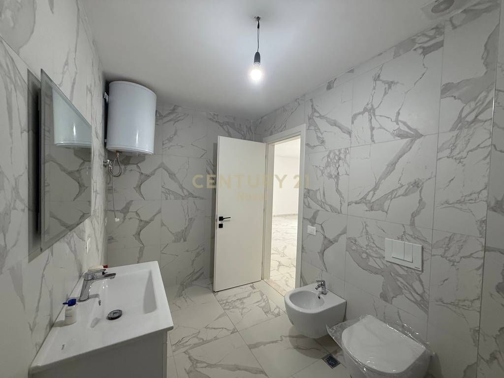 Locale in affitto vicino a Porcelan 2