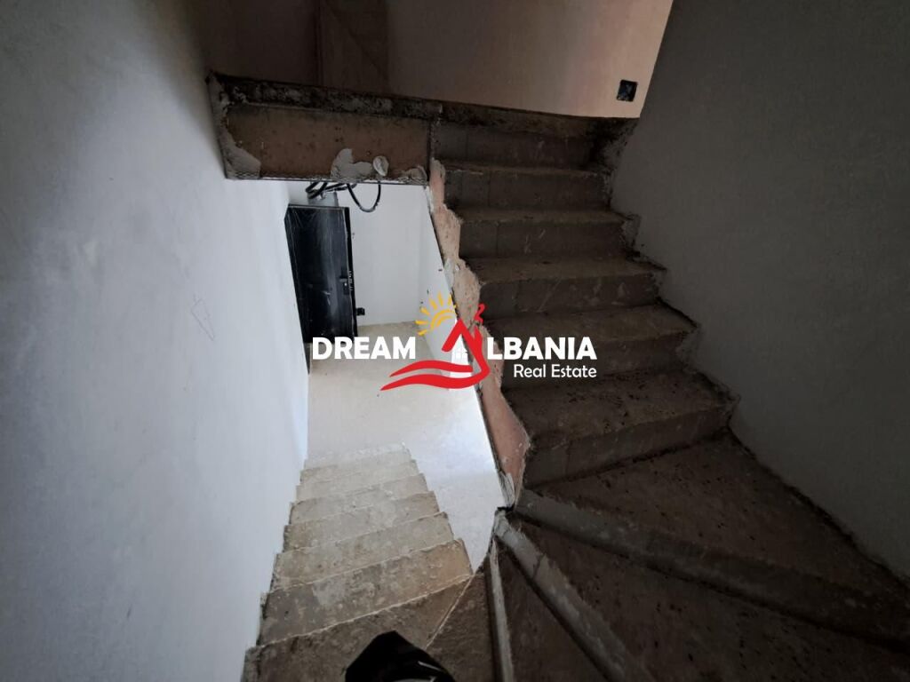 Appartamento duplex 3+1 in vendita presso il lago prosciugato vicino all’Hotel Radisson a Tirana (ID 5131001)