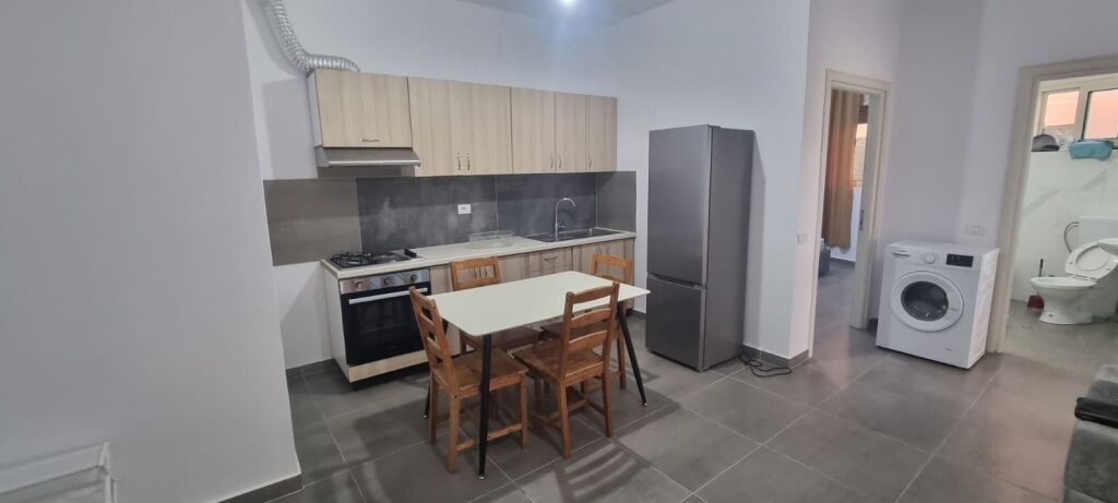Jepet me qera apartament 2+1 pranë rrethrrotullimit të Selitës.