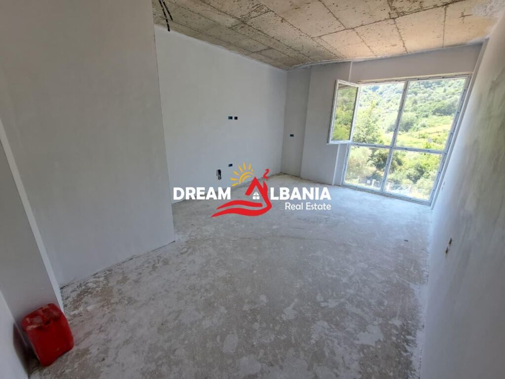 Appartamento duplex 3+1 in vendita presso il lago prosciugato vicino all’Hotel Radisson a Tirana (ID 5131001)
