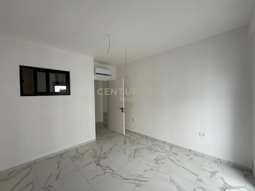 Locale in affitto vicino a Porcelan 2