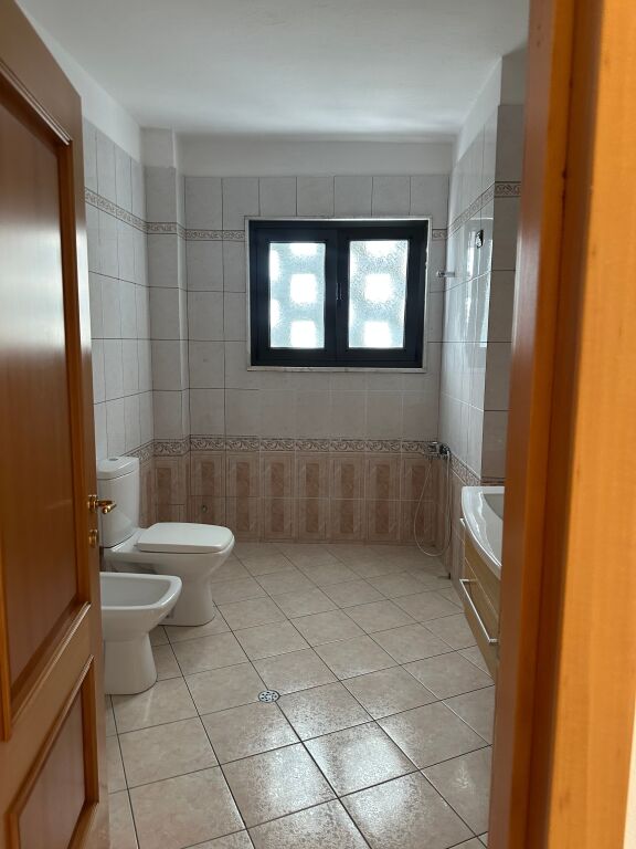 Apartment 3+2+1 for office or residence on Elbasan street
