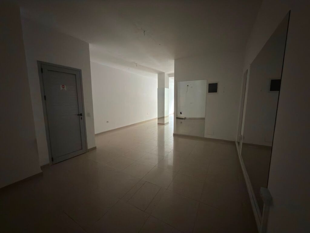 Negozio - In Affitto - Centro Kristal, Tirana