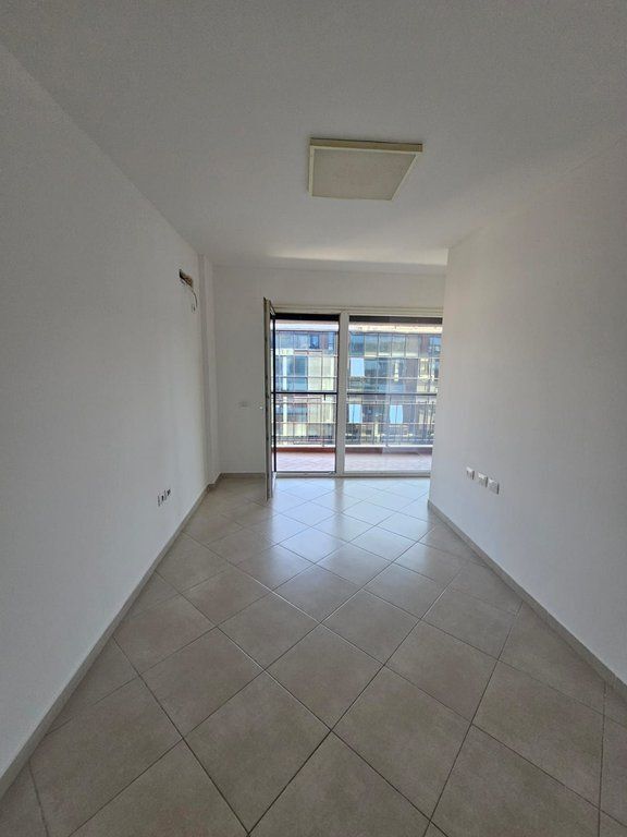 Jepet me qira apartament për zyra/pune, përballë SPAK-ut 650 € /Muaj Sip. Totale  115m2