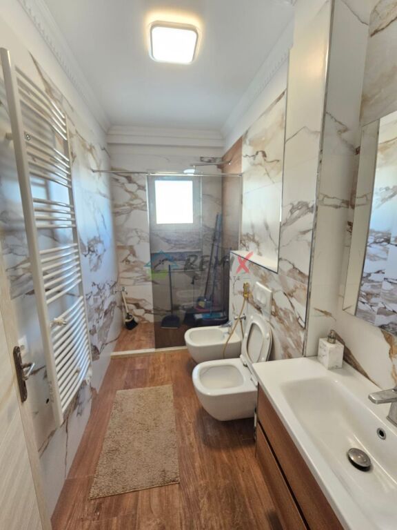 SHITET SUPER APARTAMENT 2+1 ME PAMJE DETI, RROTA E KUQE, PLAZH - DURRËS