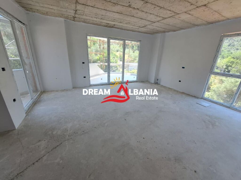 Appartamento duplex 3+1 in vendita presso il lago prosciugato vicino all’Hotel Radisson a Tirana (ID 5131001)