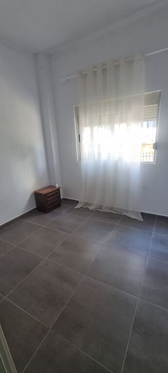 Jepet me qera apartament 2+1 pranë rrethrrotullimit të Selitës.
