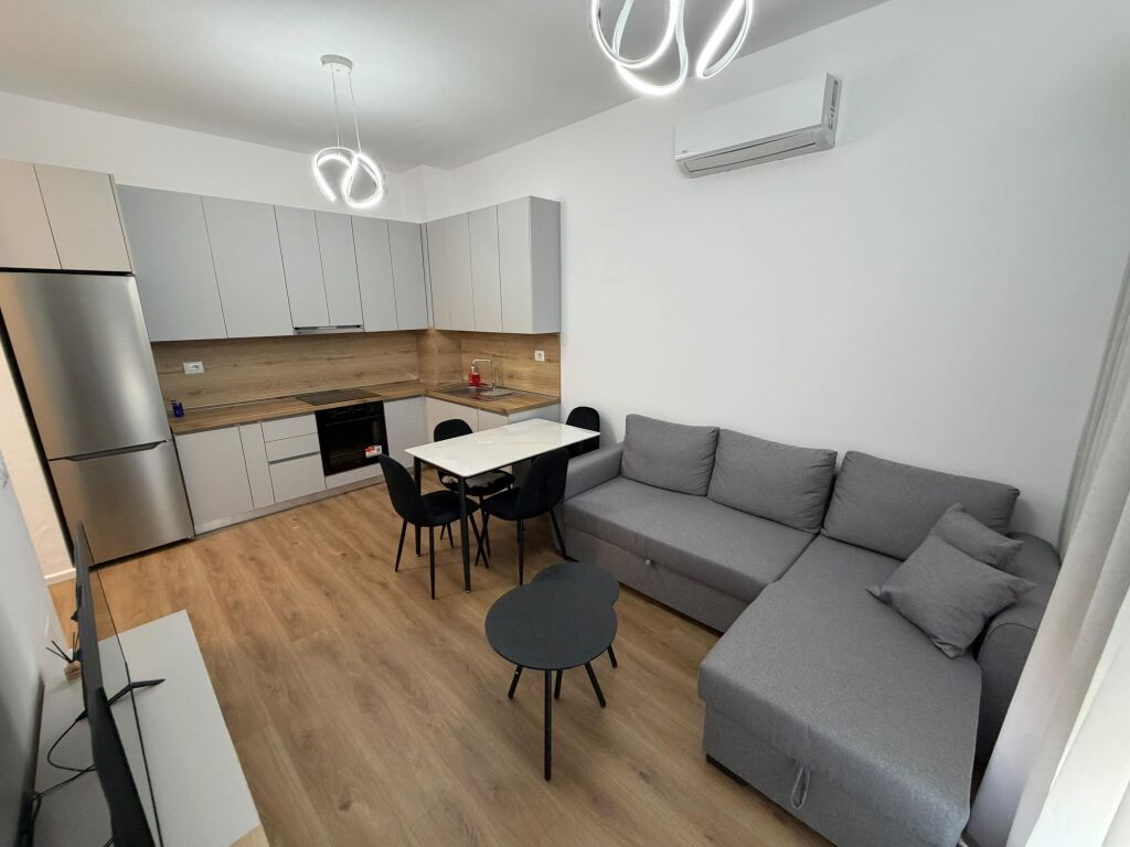 Jepet me qera apartament 1+1  📍 Adresa: Ali Demi, Kompleksi Kaimi 💰 Çmimi: 40,000 lek/muaj