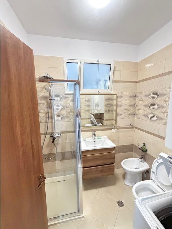 🏡 Jepet me qira apartament 2+1 në zonën e 21 Dhjetorit, pranë Joena Market