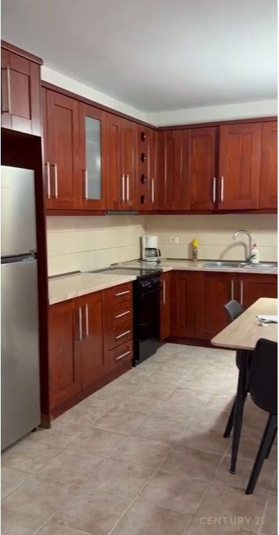 Jepet me qira Apartament 2+1 te Rruga 5 Maji prane Concord Center