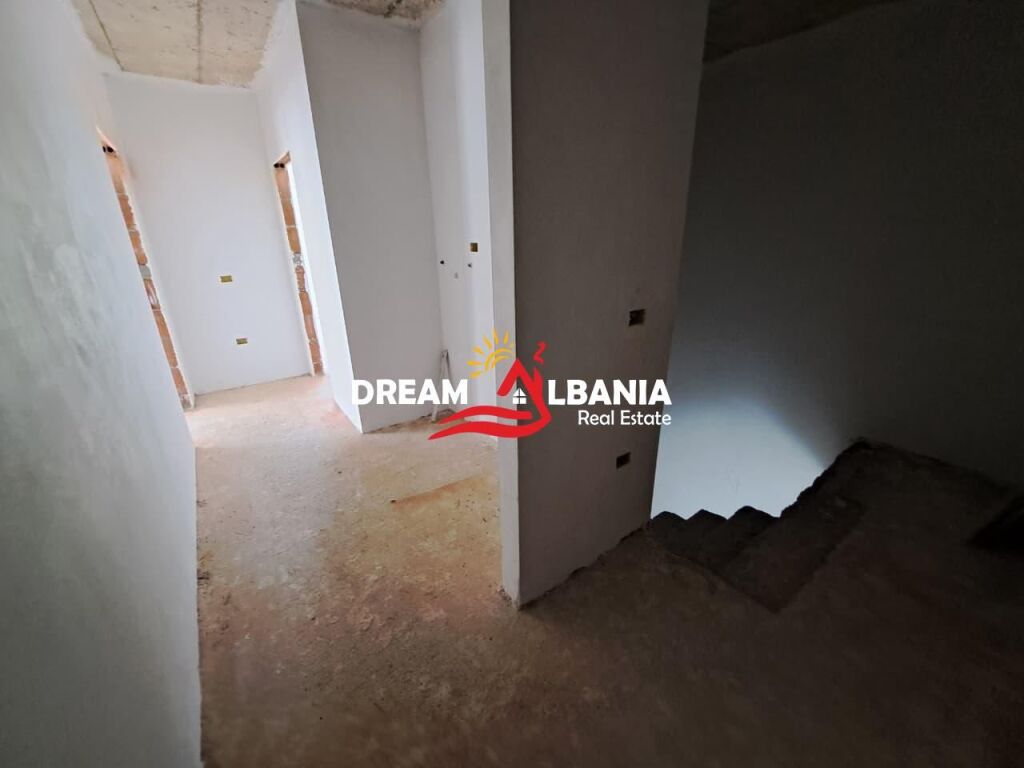 Appartamento duplex 3+1 in vendita presso il lago prosciugato vicino all’Hotel Radisson a Tirana (ID 5131001)