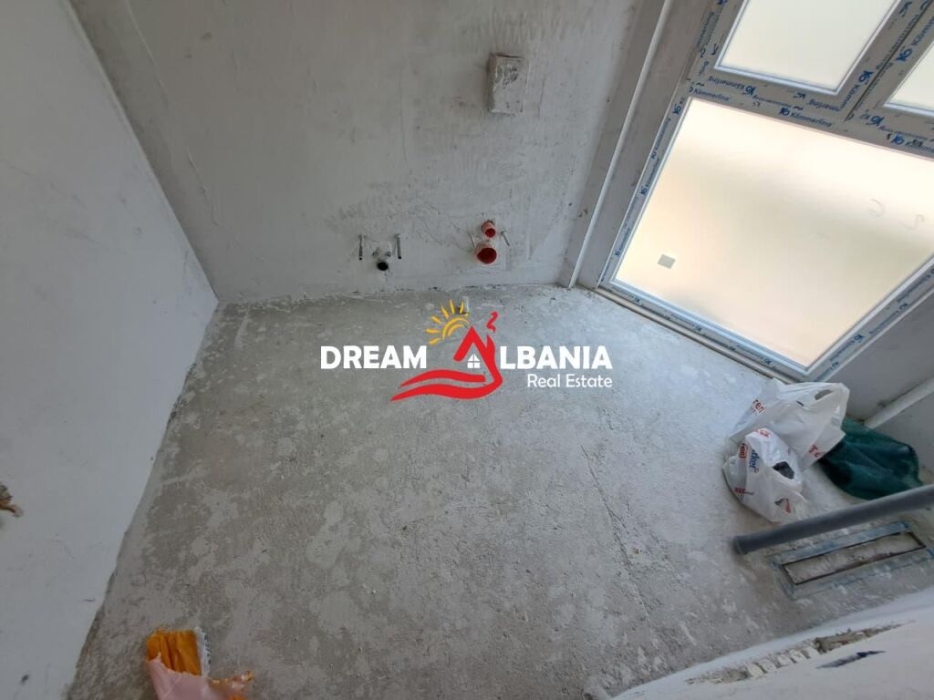 Appartamento duplex 3+1 in vendita presso il lago prosciugato vicino all’Hotel Radisson a Tirana (ID 5131001)