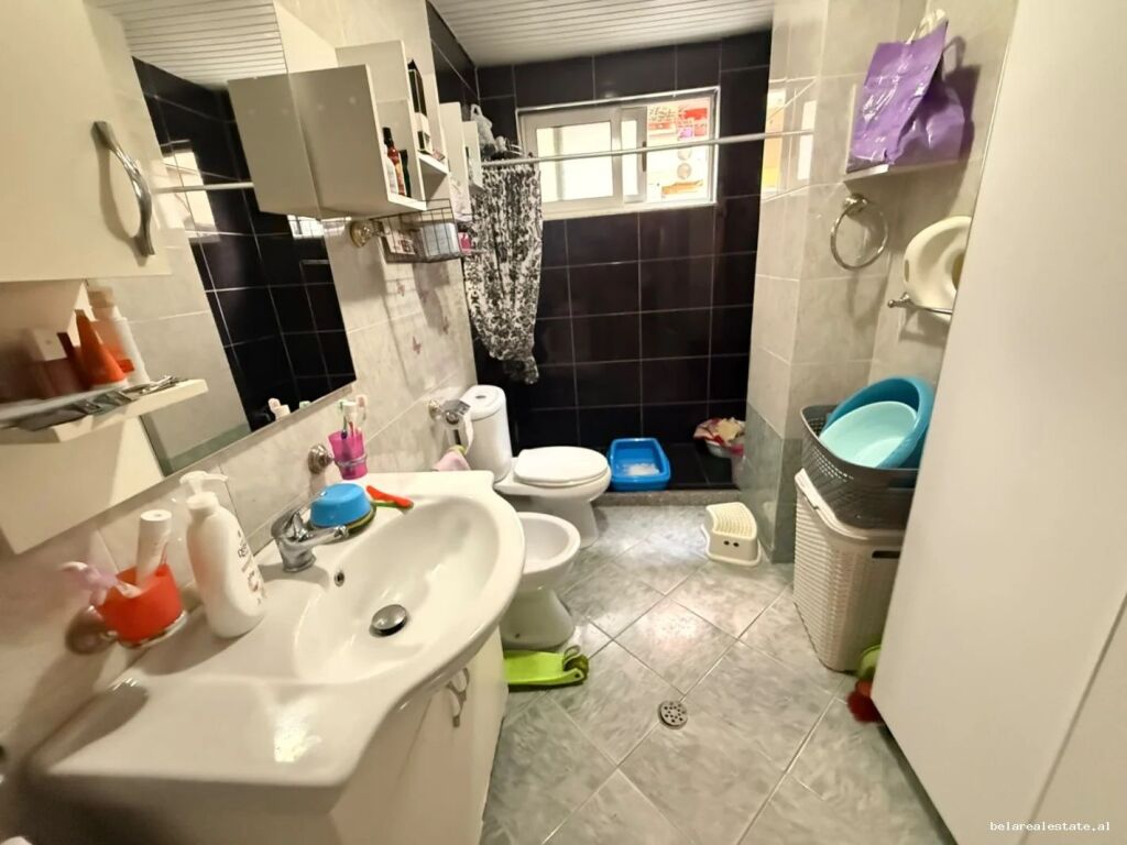 Apartament me qera 2+1 tek Komuna e Parisit (ID B2201974) Tirane