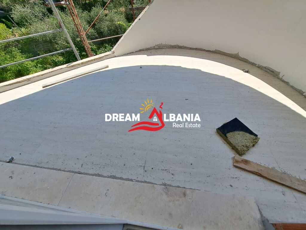 Appartamento duplex 3+1 in vendita presso il lago prosciugato vicino all’Hotel Radisson a Tirana (ID 5131001)