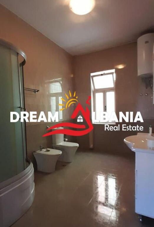 3-story villa for sale in Komuna e Parisit near Dinamo Complex (ID 4151127)