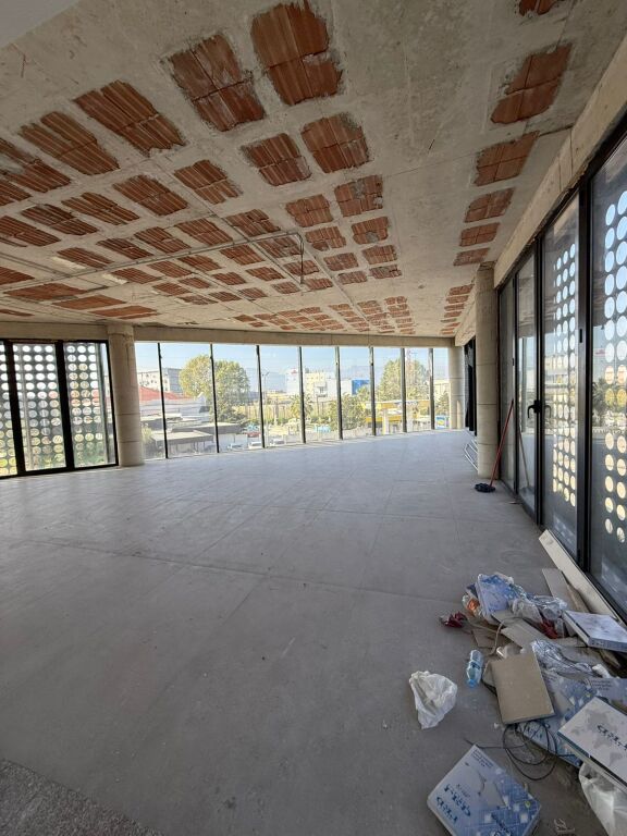 🏢 Edificio Commerciale in Affitto – Autostrada Tirana–Durrës